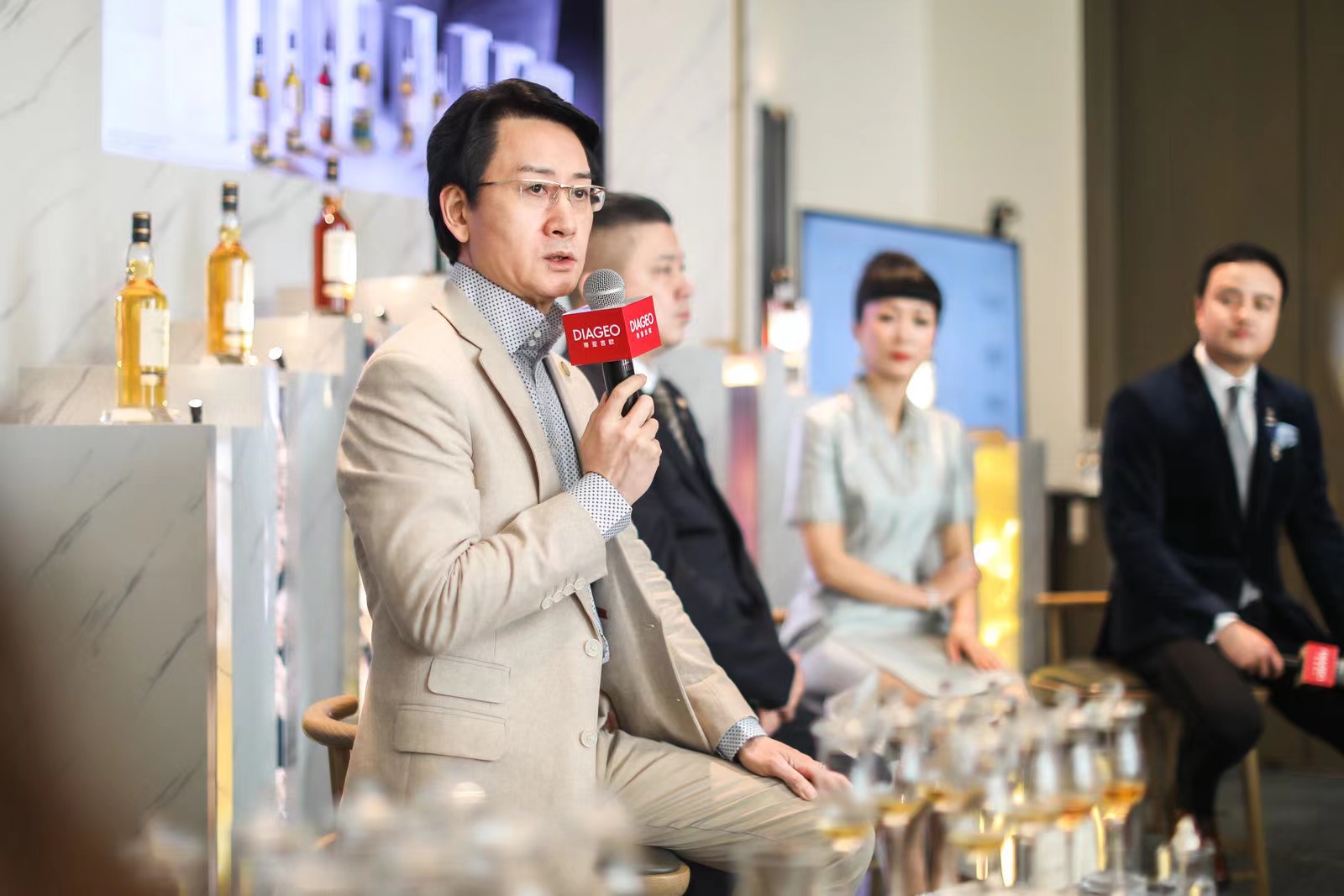 (图6) DWA首席顾问卢磬声先生带领藏家们现场品鉴.jpg (图6) DWA首席顾问卢磬声先生带领藏家们现场品鉴.jpg