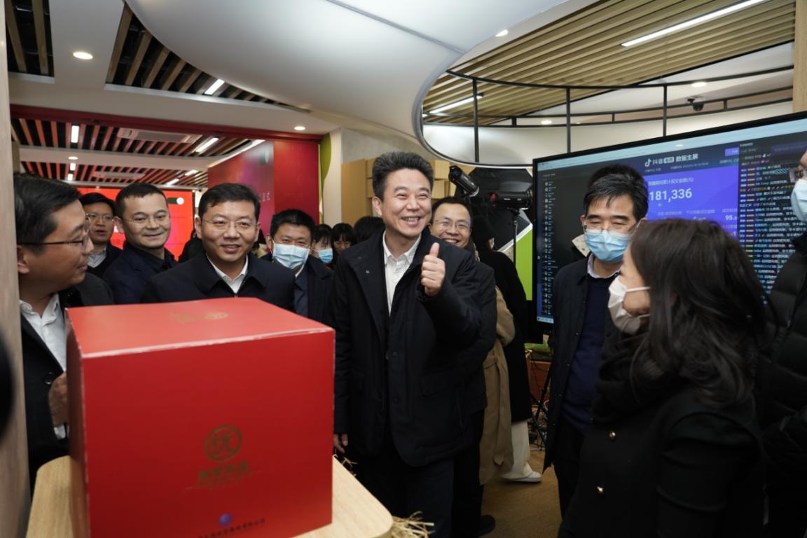 “荆楚优品&青春湖北”主题概念店惊喜启幕