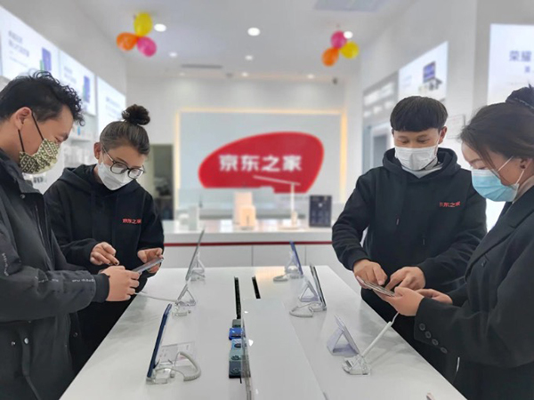 过年再忙也要留点时间陪家人 逛京东之家换新手机开心一整年