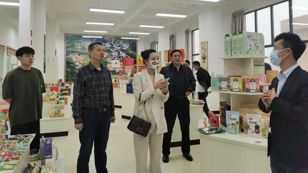 武汉墨漾文化传播有限公司考察组一行莅临钟祥电商中心参观考察