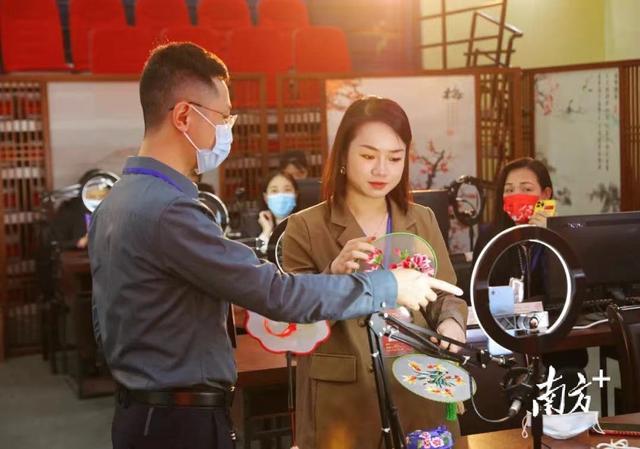 潮州绣娘走进直播间!公益电商培训助力妇女创业