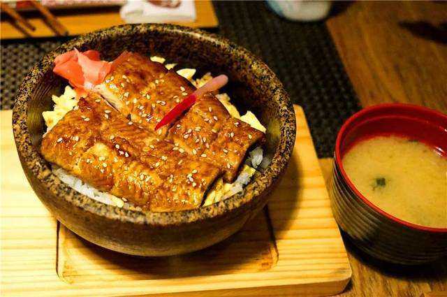 在家也能“穿越”到日料店？东方甄选为你带来经典蒲烧鳗鱼饭
