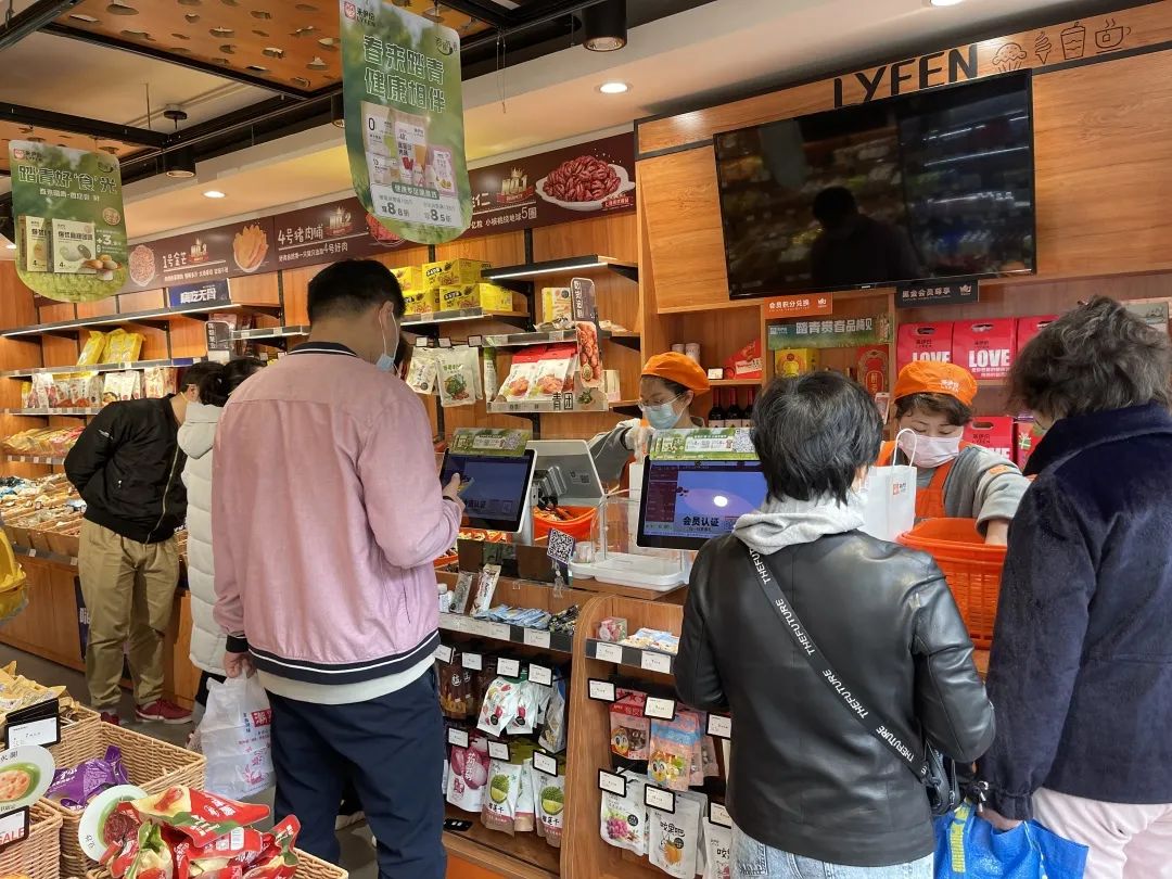 食业在行动，来伊份全力保供彰显大爱