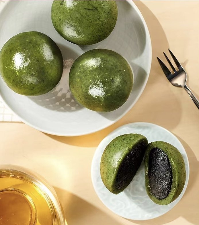 “清明时节春渐暖 青团鲜果正当吃”来东方甄选一口尝味春天