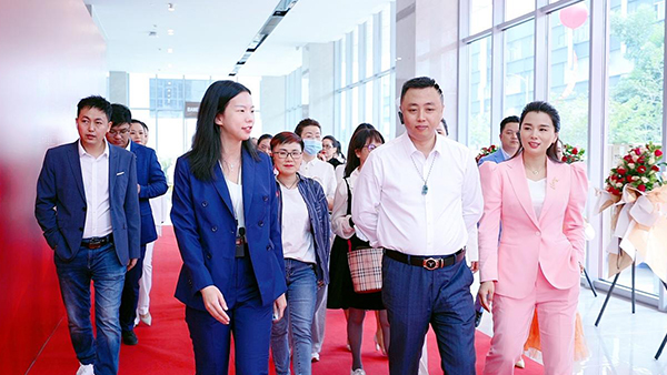 登顶美妆类目第一 朵拉朵尚实力取胜