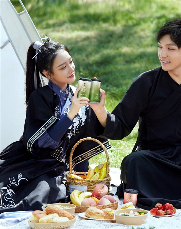 夏日爆款绿豆粥上新，黄小猪鲜炖八宝粥再上新品——青翠