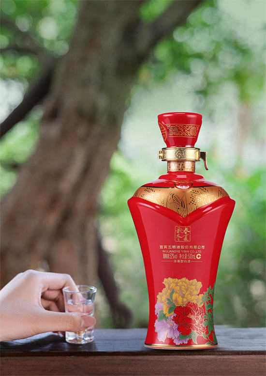 花与酒的美妙融合：五粮液股份52度春夏秋冬珍藏品大师酒