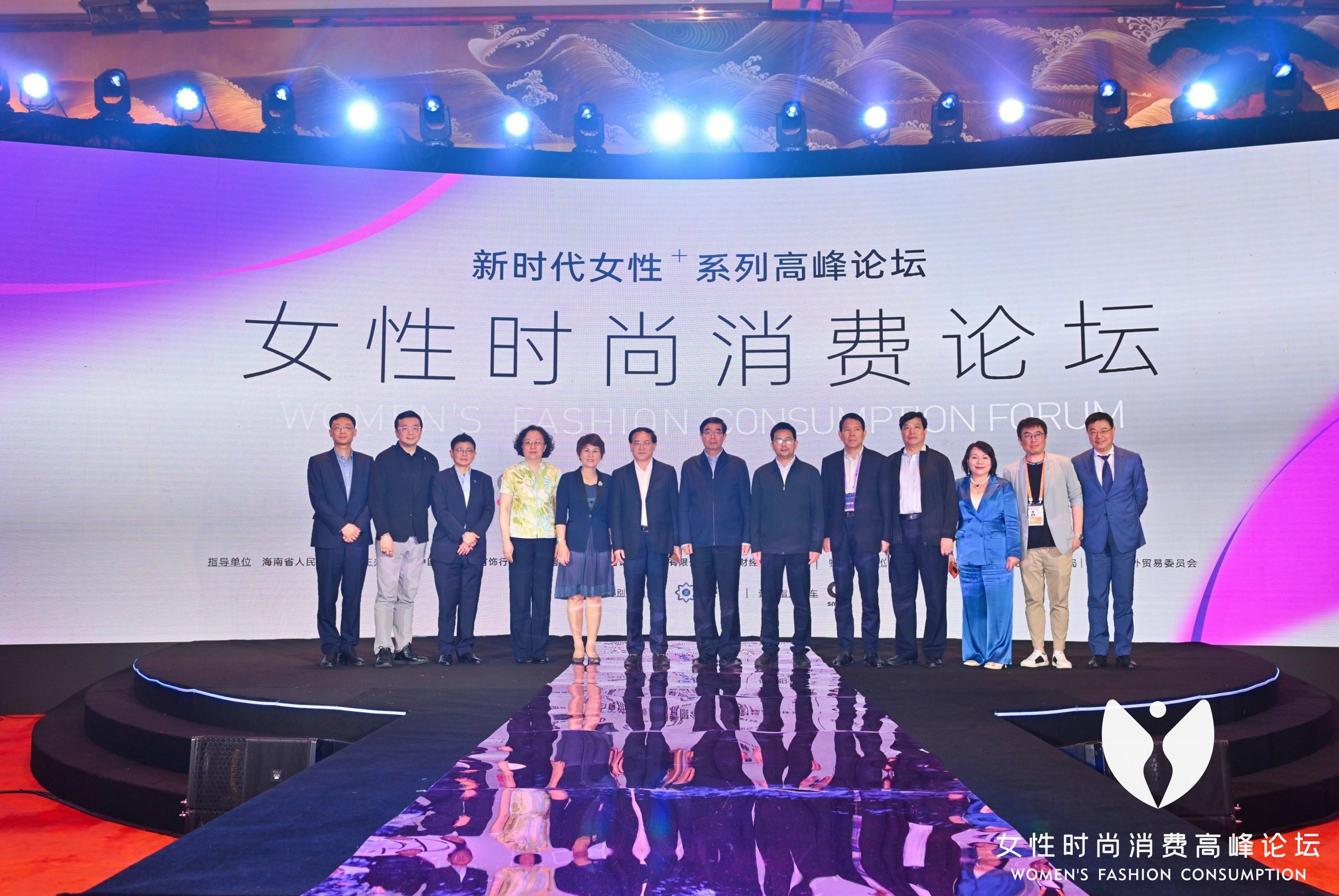C:UserslenovoDesktop4.13新闻稿14.新时代女性+系列高峰论坛现场嘉宾合影.jpg14.新时代女性+系列高峰论坛现场嘉宾合影