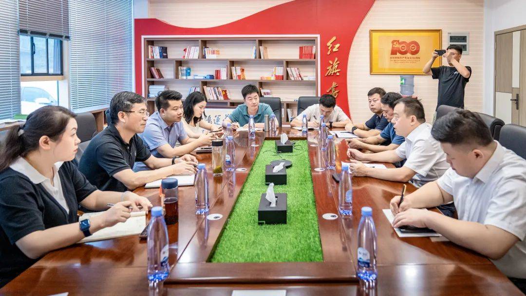 湖北省电子商务协会一行莅临运鸿集团考察调研