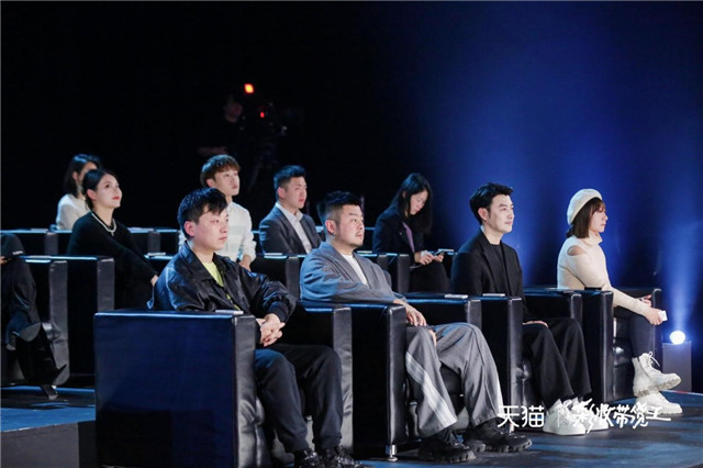 《彩妆带货王》成团夜,十大美妆主播成功登上王座!