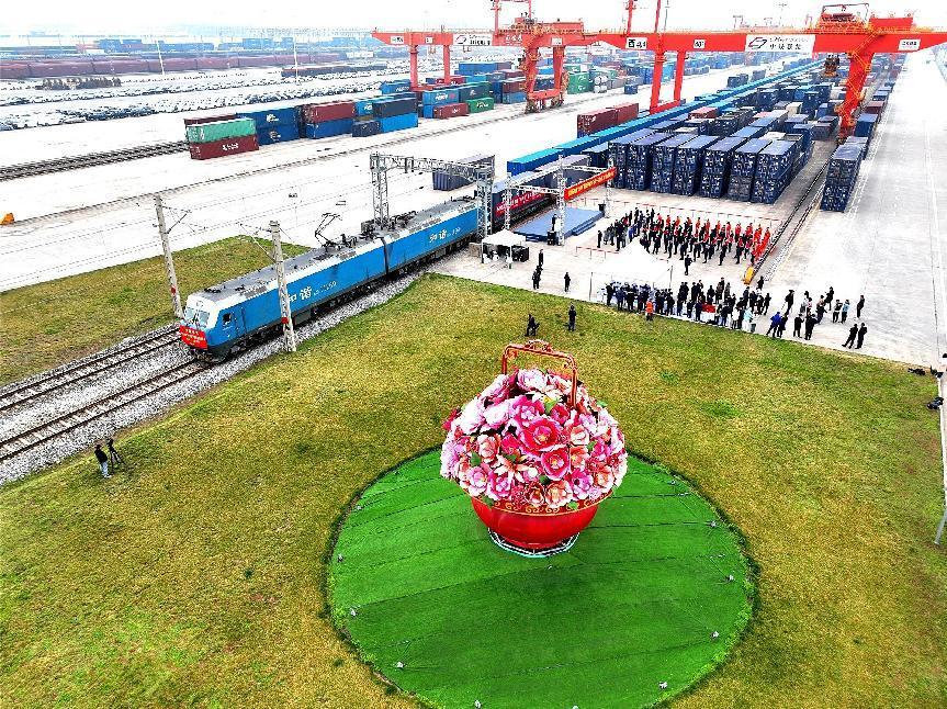 首趟快递电商“公转铁”集装箱多联快车从西安开出