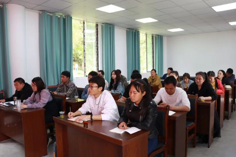 培训课上认真听讲的学员