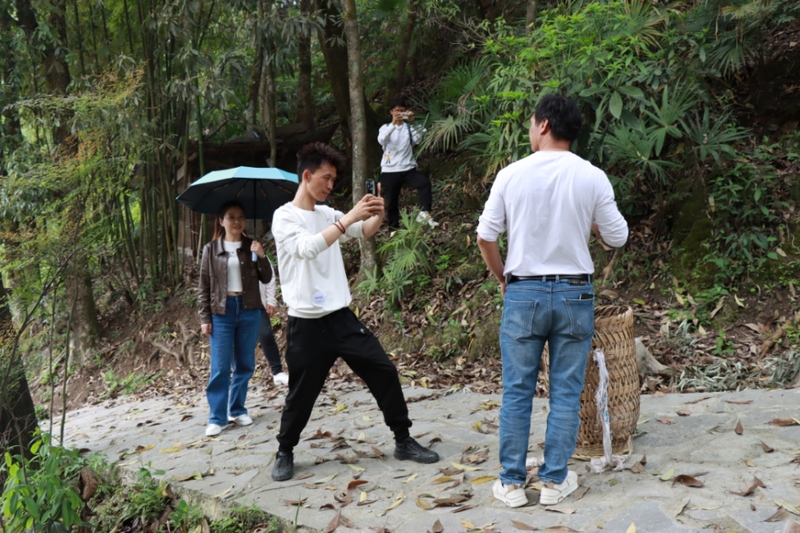 实地开展视频拍摄，不断提升自己的拍摄能力和直播技能