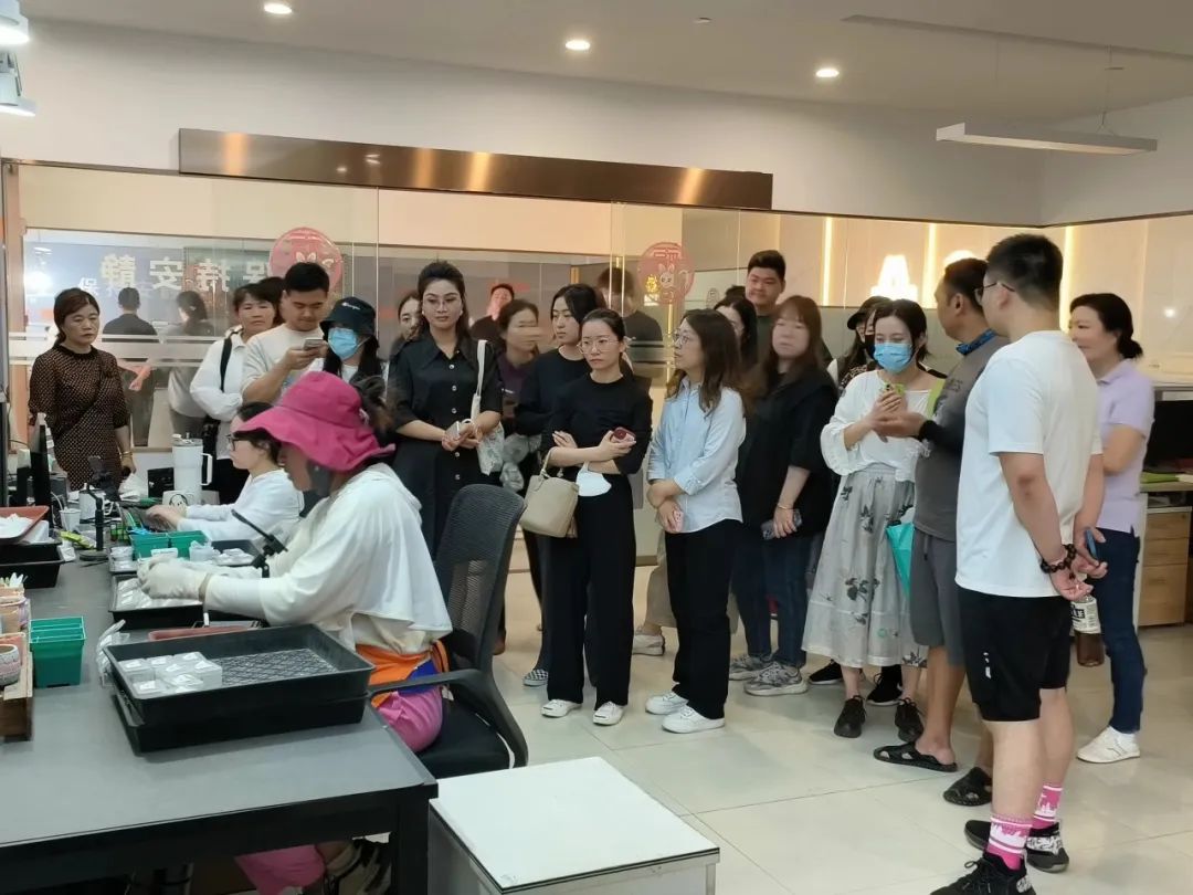 青年人才“挑大梁”,他们参访学习电商直播新业态