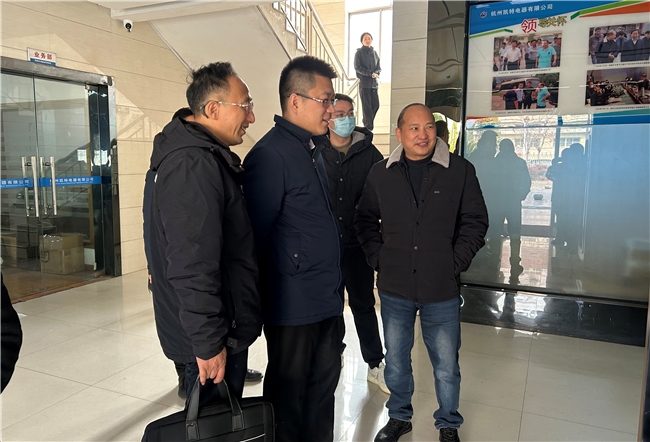 生命之帆 健康之舟 ——-记洪常青与民用多档近高压氧舱