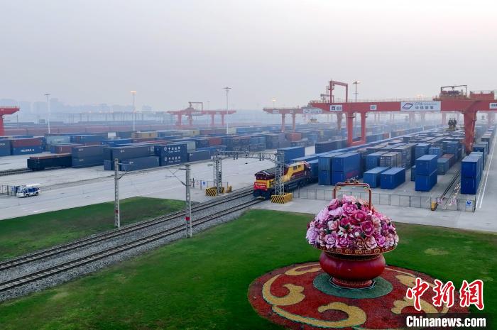 西安铁路局开行丝路电商“双十一”专列