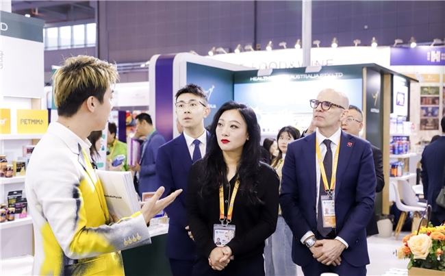 快手跨境联手菜鸟开启进博会联合直播 多位达人现场开播引进全球好物