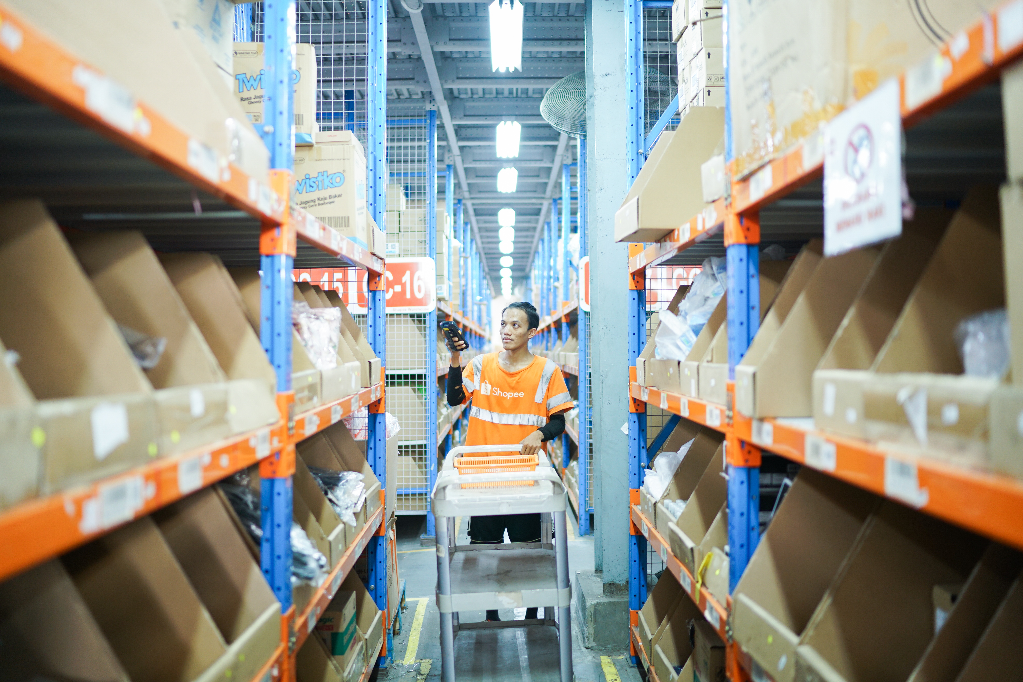 外语小白也能单刀赴会，小语种0基础却狂销几百万单！Shopee全托管如何助力中国厂长天团掘金东南亚