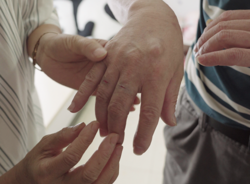 智能门锁夹手事故频发 你以为的小磕碰可能暗藏骨折风险