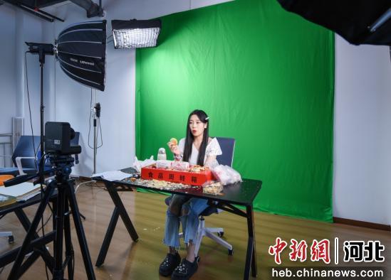 图为在邯山区“一品一播”直播基地的直播间，主播正在介绍产品。 陈征 摄