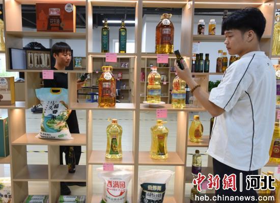 图为在选品展示大厅，主播在挑选产品。 傅亦麟 摄