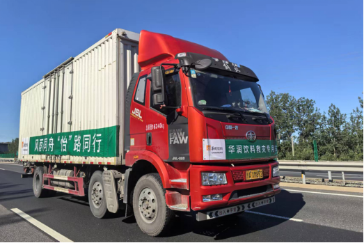 1：华润饮料与当地经销商将怡宝水送往受灾地区.png
