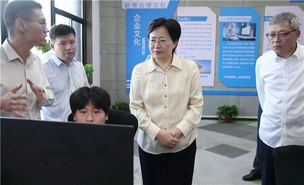 秦凤玉专题调研工业经济运行和跨境电商发展