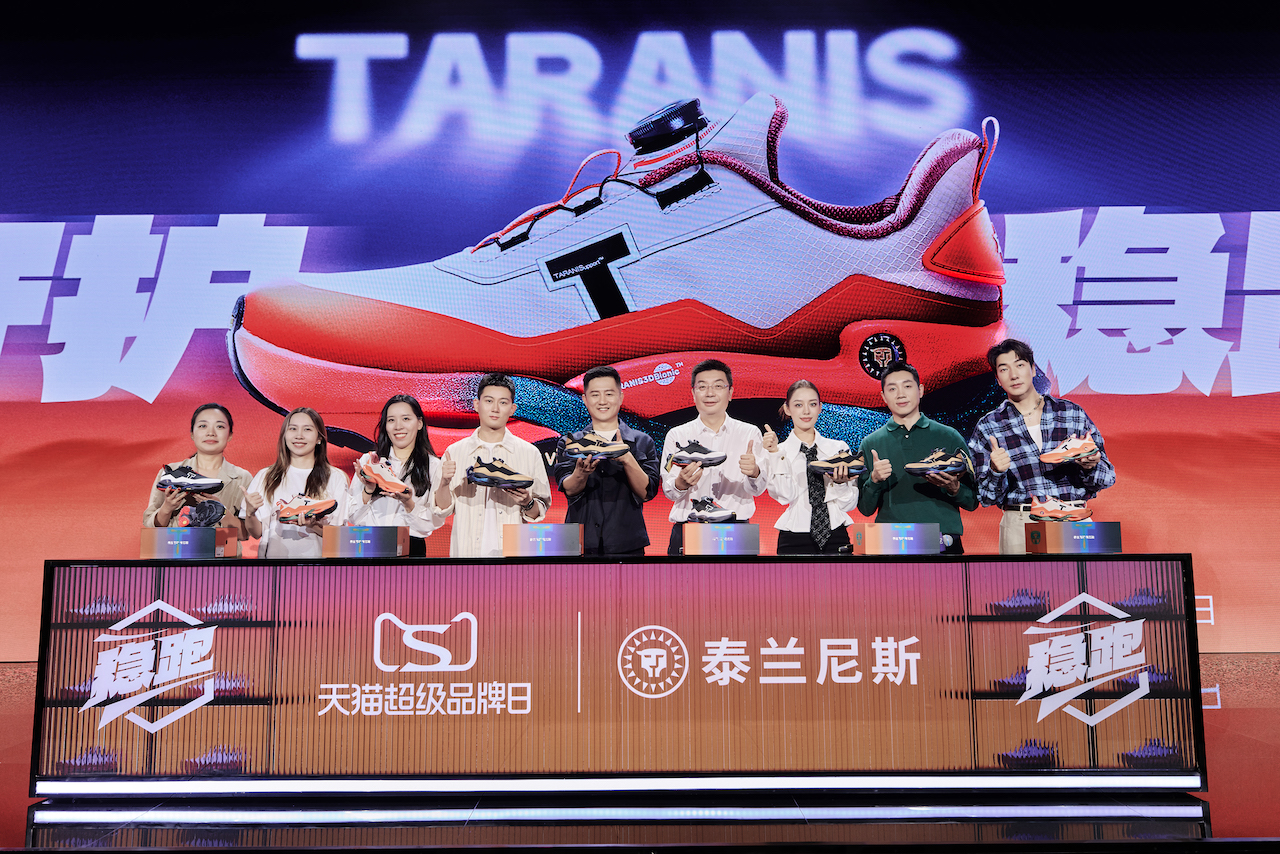 泰兰尼斯“稳跑鞋”在京震撼发布，明星父母助阵，诠释为爱守护的新力量