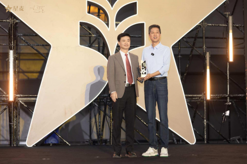 老爸评测魏文锋出席2025杭州电商新渠道博览会，并获年度科学标杆人物