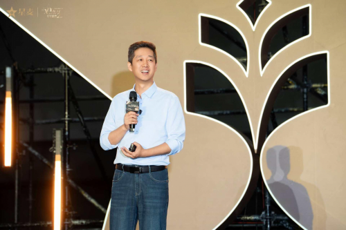 老爸评测魏文锋出席2025杭州电商新渠道博览会，并获年度科学标杆人物