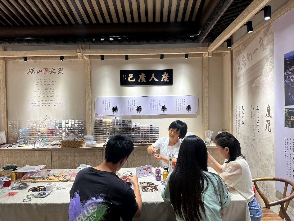 京东七夕开启“名山派缘”主题快闪 派发千份姻缘红绳、水晶戒指