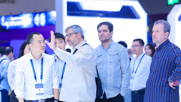 百团万家专业采购商抢赢先机，高交会成全球科创的“超能枢纽”0