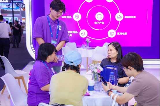 Wildberries闪耀第四届全球数贸会，俄罗斯副总理莅临展位视察！