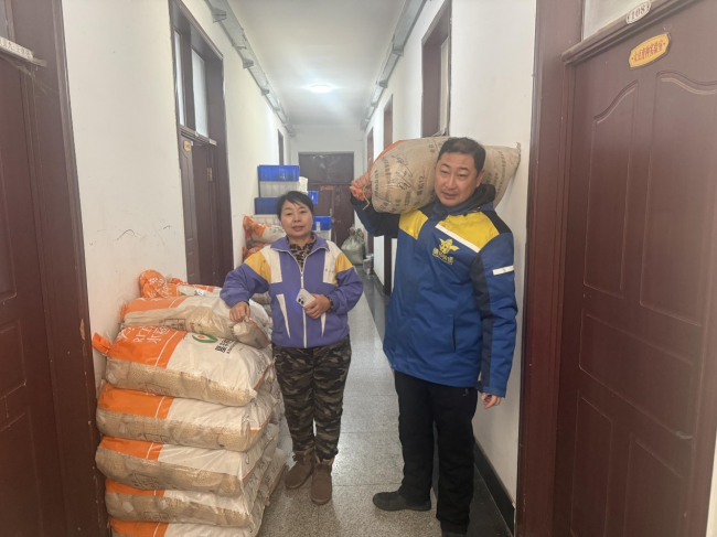 步履织就温暖网格，德邦小哥一肩挑起节日温暖“送达”