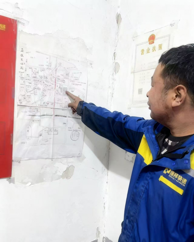 步履织就温暖网格，德邦小哥一肩挑起节日温暖“送达”