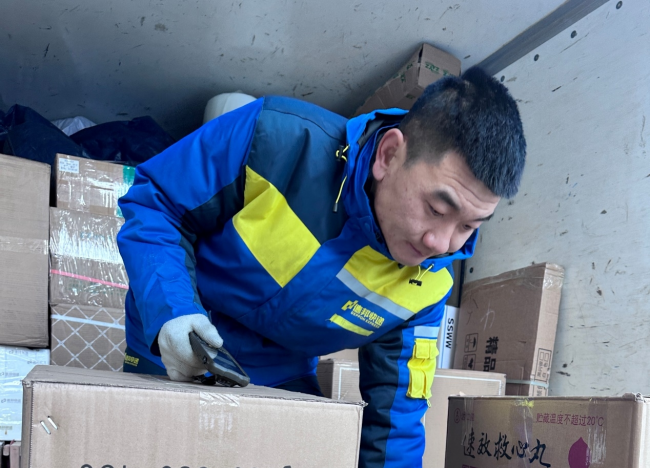 步履织就温暖网格，德邦小哥一肩挑起节日温暖“送达”