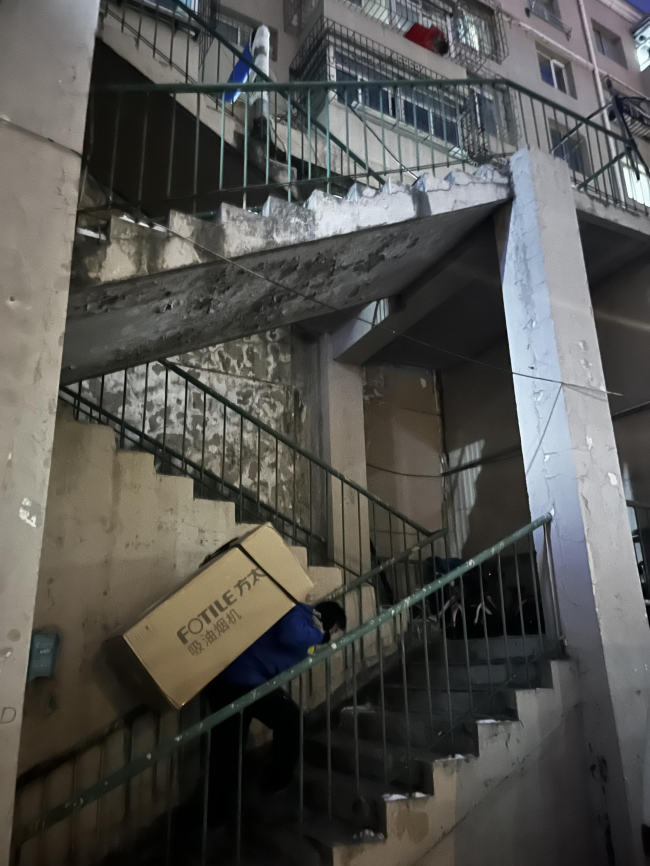 步履织就温暖网格，德邦小哥一肩挑起节日温暖“送达”