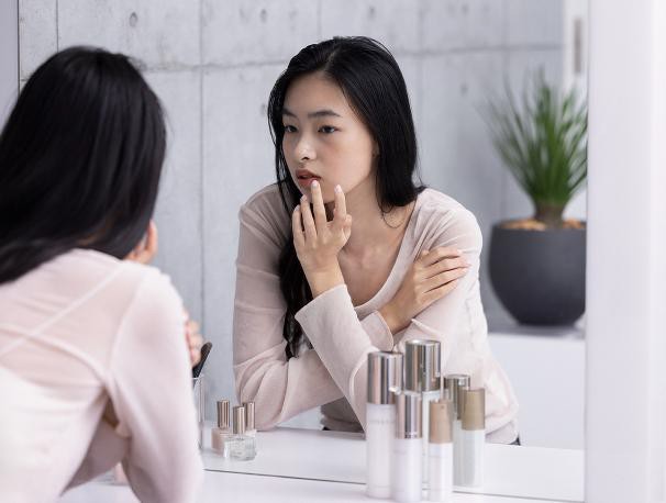 理想美肌大调查:底妆千变,毛孔“隐身”的清透感始终不变 花王教你“淡人时尚”:底妆学会留白,化妆取悦自己